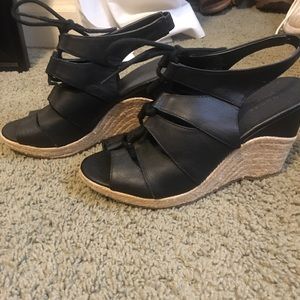 black wedges